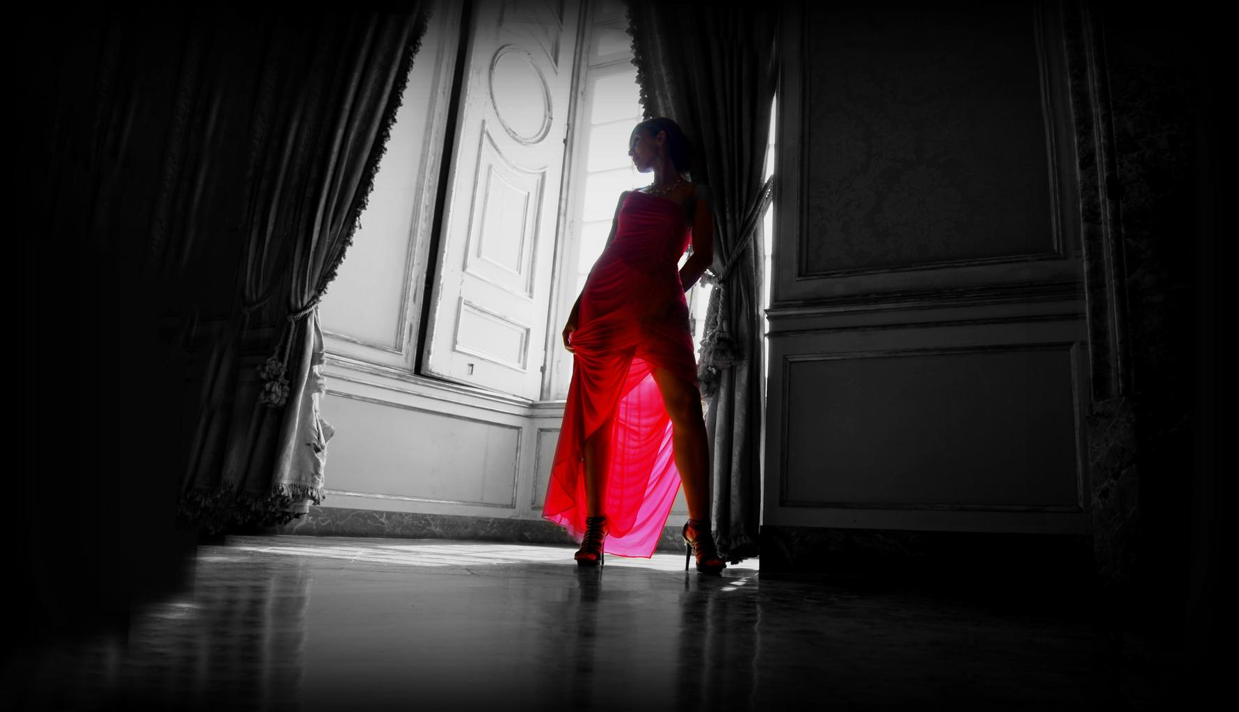 červené šaty, žena vo dverách