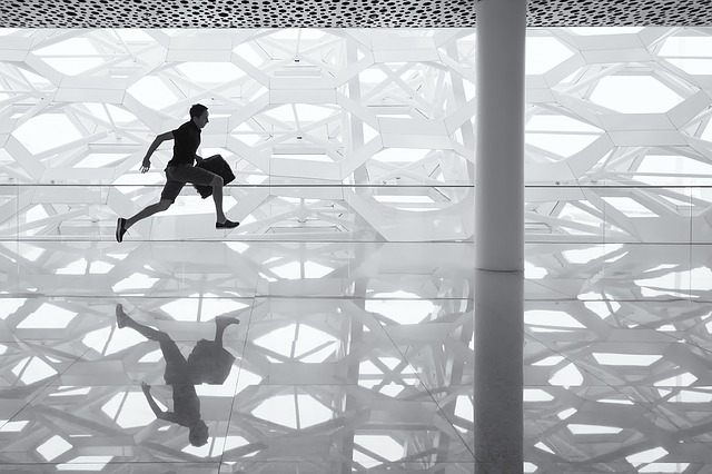běžící muž na skleněné podlaze