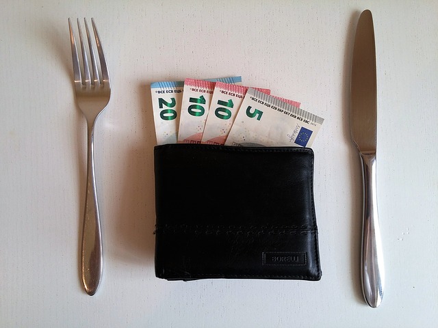 Peňaženka a príbor.jpg